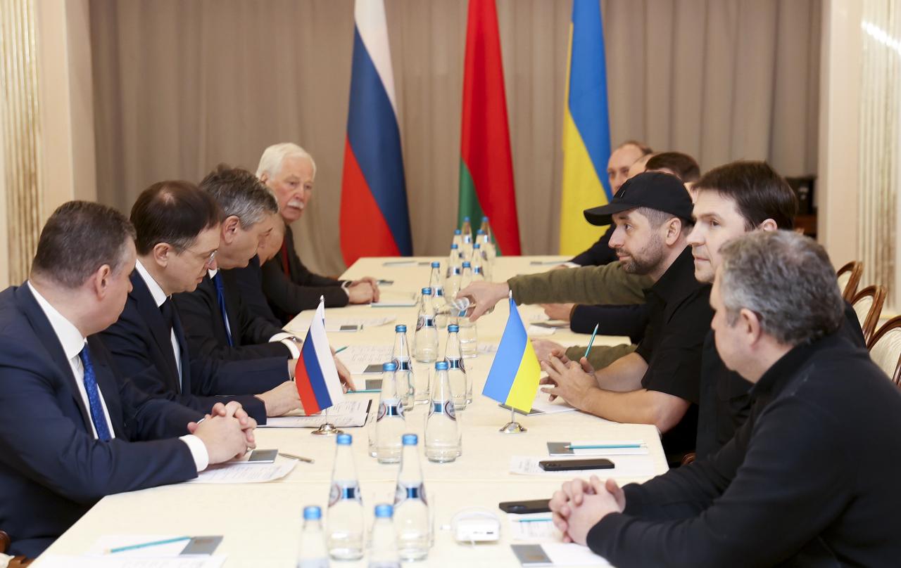 Delegaciones de Ucrania y Rusia se enfrentan en conversaciones de paz clave