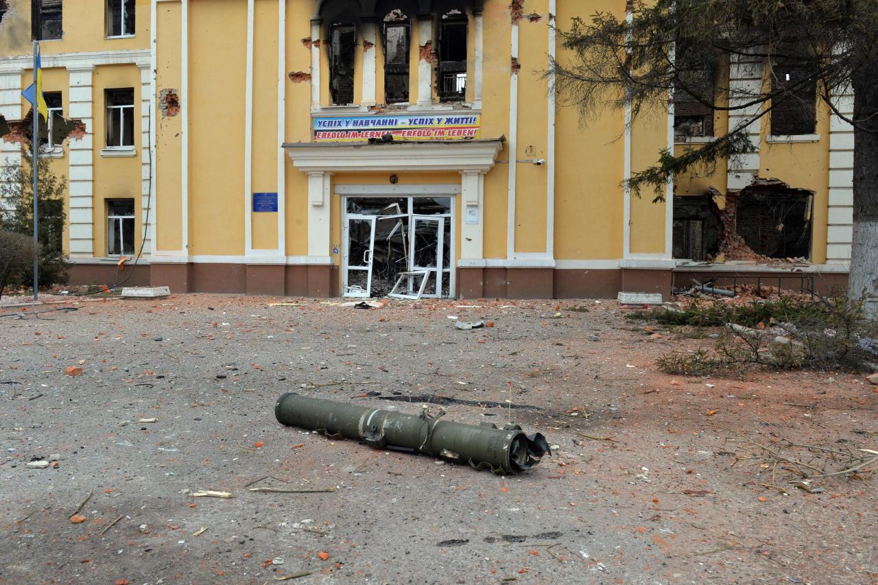 Los restos del cohete frente a la escuela en Kharkiv