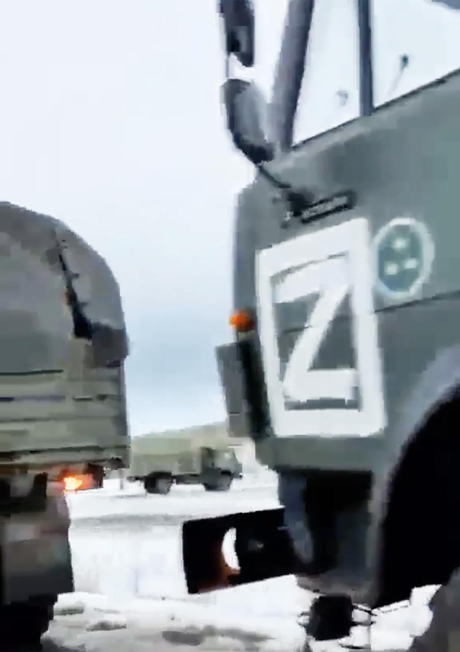 También se han visto camiones rusos marcados con una Z blanca en un cuadro cuadrado.
