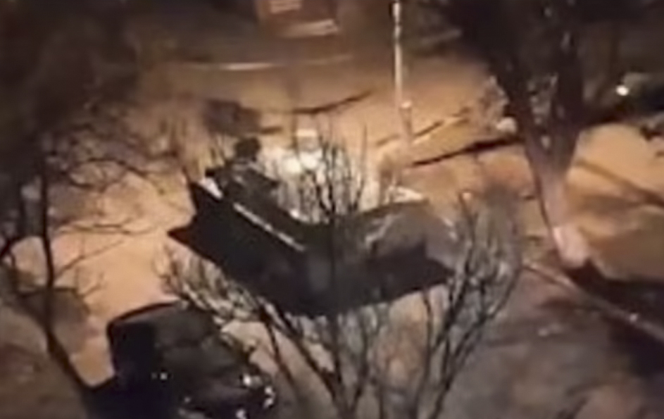 El video parece mostrar tanques rusos entrando en la ciudad.