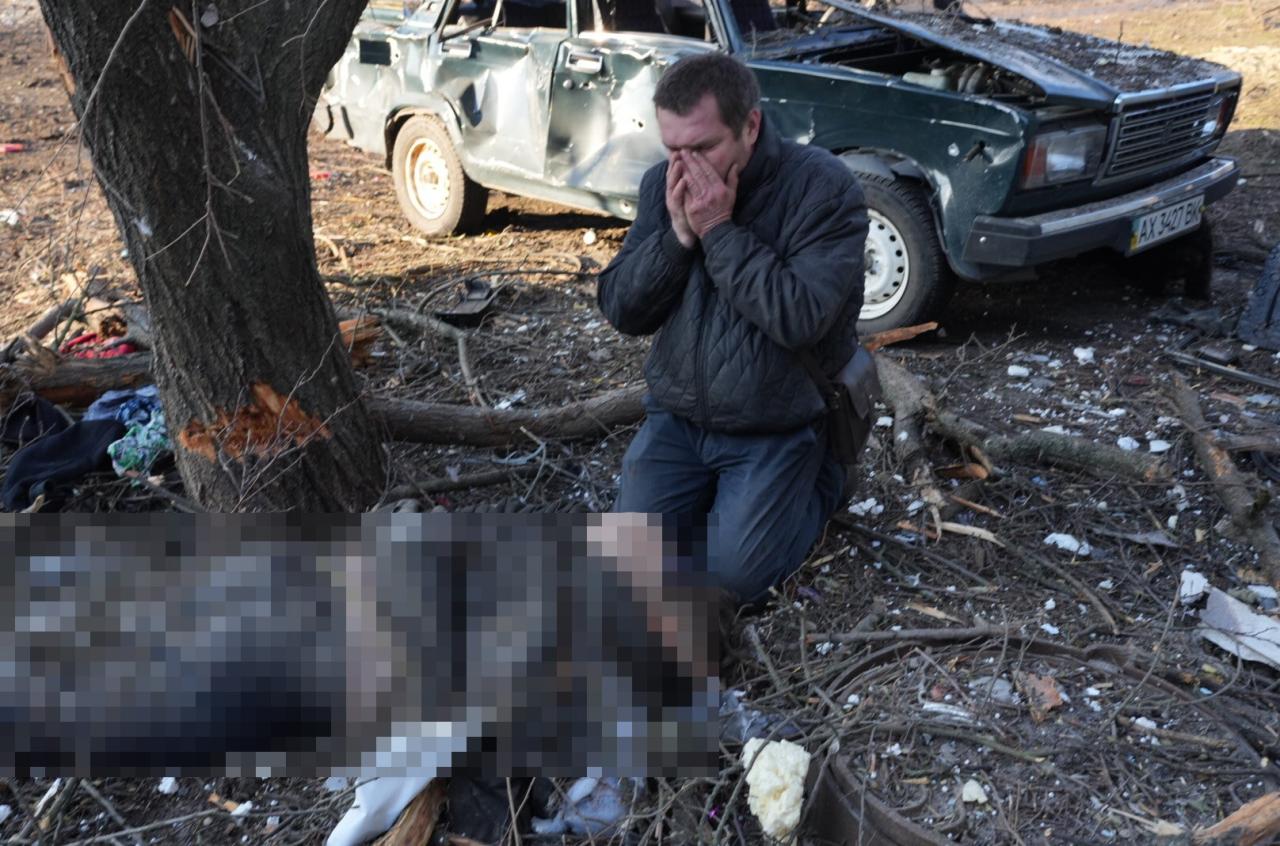 Puedes ver a un hombre llorando sobre el cuerpo de un ser querido después de la huelga de Kharkiv