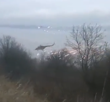 El avión parece estar disparando bengalas mientras se precipita sobre el paisaje.