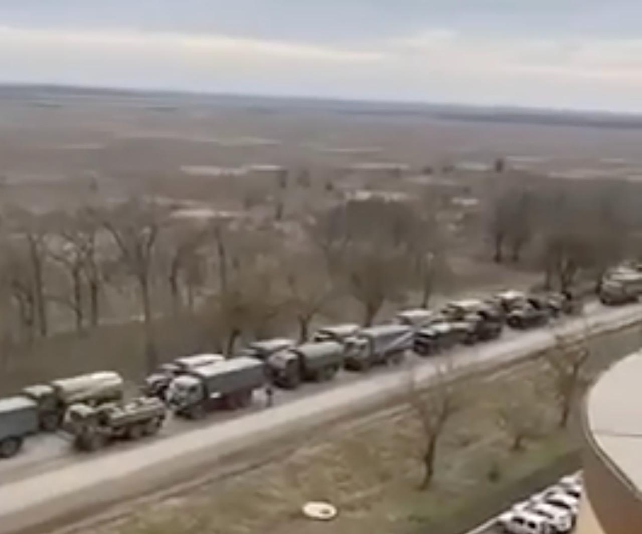 Un enorme convoy de vehículos blindados rusos está saliendo de Crimea.