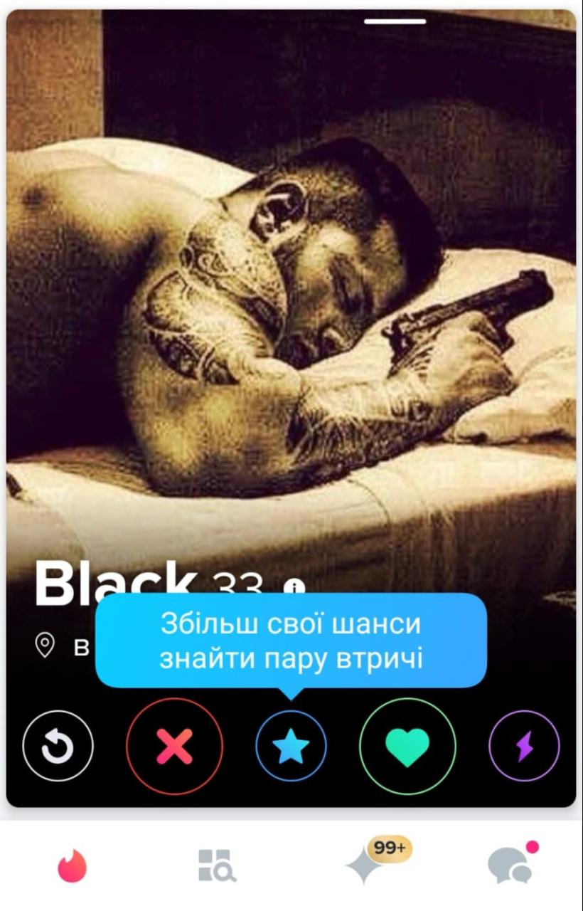El barbudo 'Black' es un guerrero checheno de 33 años que publicó una foto en la cama empuñando un arma