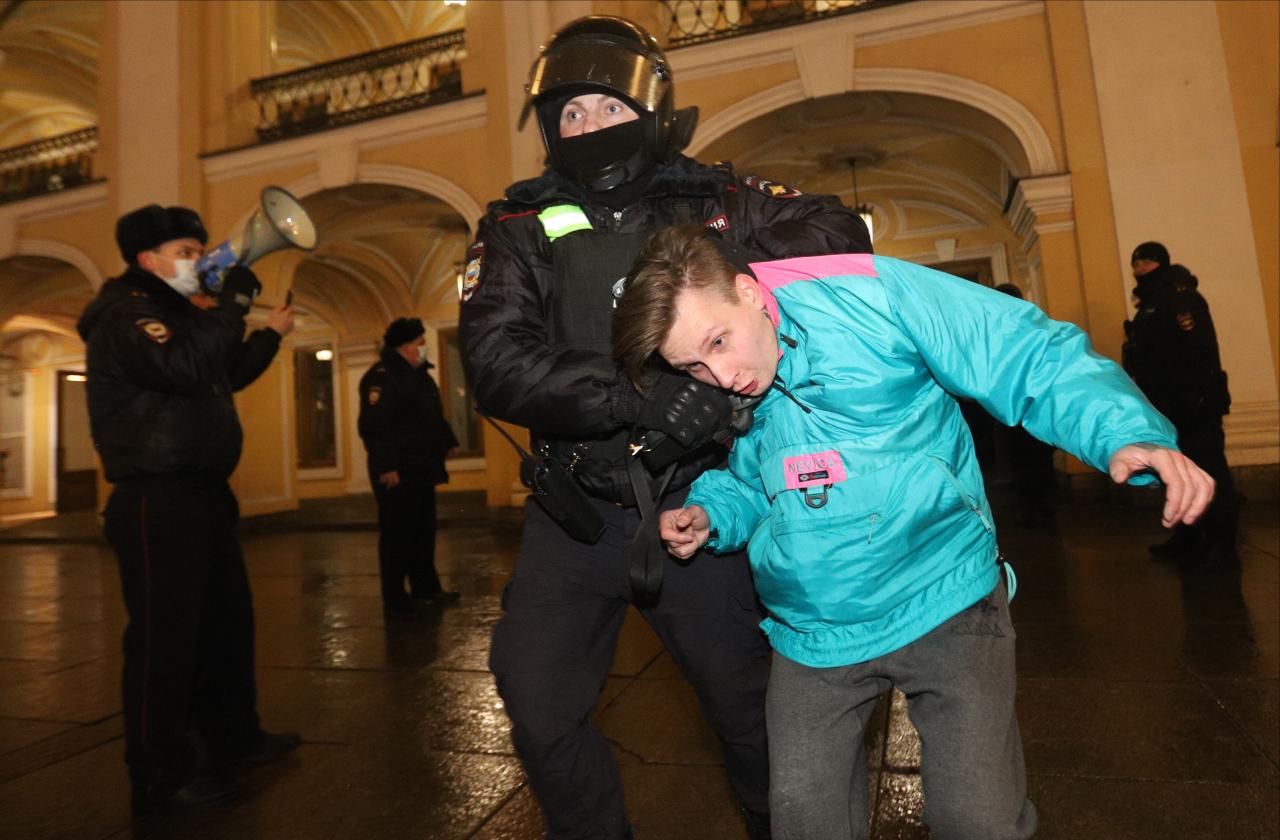 Valientes rusos fueron detenidos en protesta por las acciones de su gobierno
