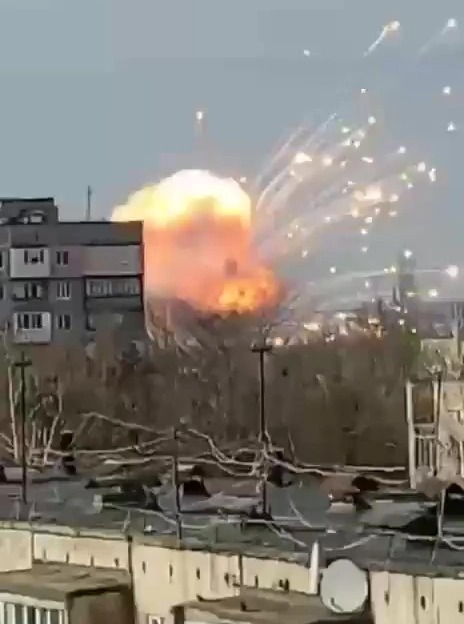 El video mostró una gran explosión cuando la base aérea de Melitopol fue atacada.