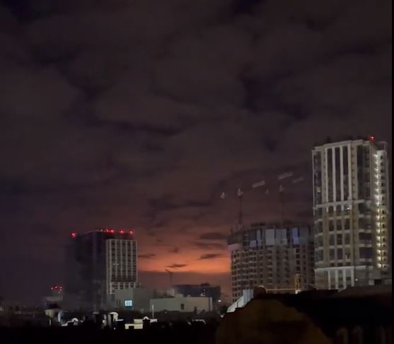 Los cielos sobre el suroeste de Kiev brillaron en naranja mientras resonaban fuertes explosiones.