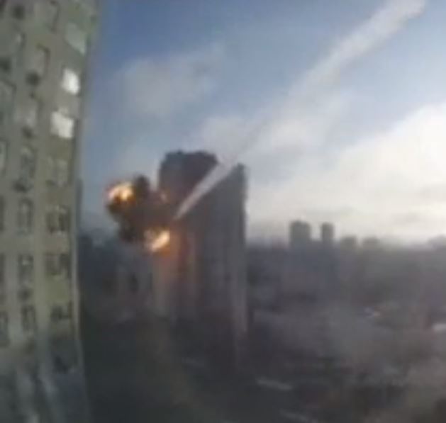 El momento en que el misil golpeó un bloque de apartamentos en Kiev