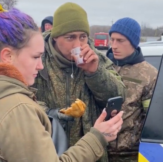 Los ucranianos locales dieron la bienvenida al soldado asustado con comida y una bebida caliente.