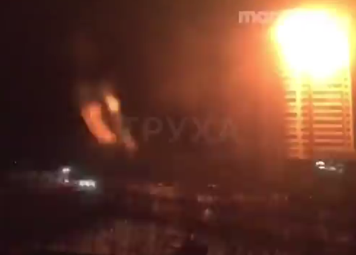 El material en las redes sociales muestra el momento en que la explosión golpea un rascacielos residencial en Kharkiv