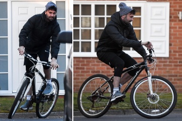 El ganador de Prem de Man U es irreconocible 15 años después mientras monta en bicicleta