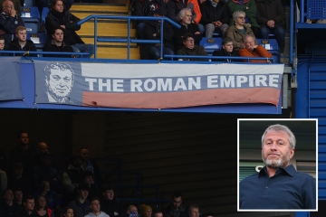 Aficionados del Chelsea exhiben la pancarta de Abramovich tras sancionar al ruso