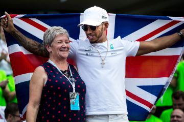 Lewis Hamilton cambia su NOMBRE para la nueva temporada de F1 como un dulce homenaje a su madre