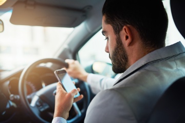 Los conductores ahora deben pagar una multa de £ 200 por un TOQUE en su teléfono