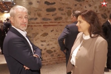 Abramovich tiene los ojos rojos en las primeras fotos desde sus afirmaciones de envenenamiento durante las conversaciones de guerra.