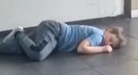Max, de ocho años, dormía en el piso del aeropuerto después de que le prometieran un vuelo a casa para él y su familia.
