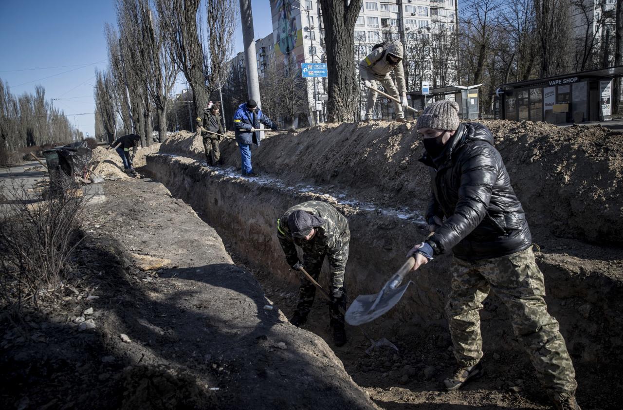 Las tropas ucranianas se preparan para el asedio de Kiev
