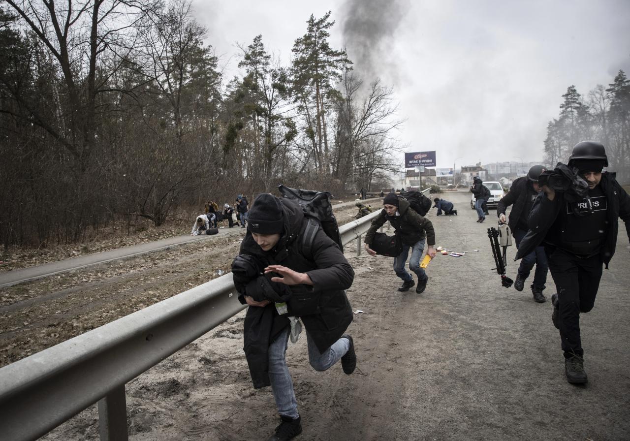 Refugiados y periodistas huyen del fuego ruso