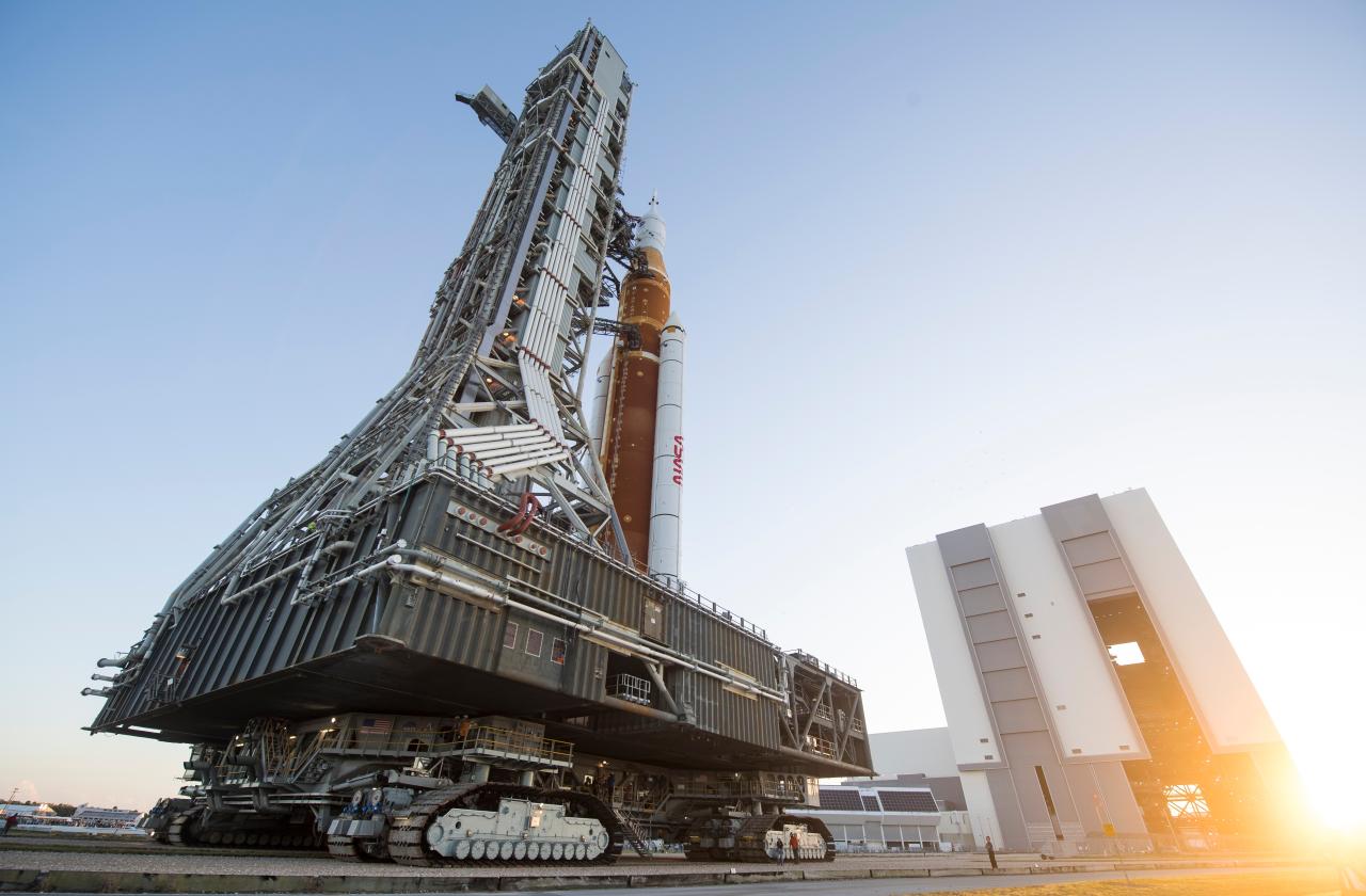 El megacohete lunar de la NASA descarga su plataforma de lanzamiento, listo para su lanzamiento este verano