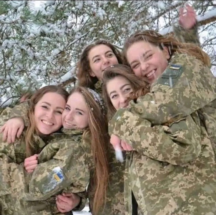 Las mujeres están listas para luchar en el frente contra los invasores de Putin