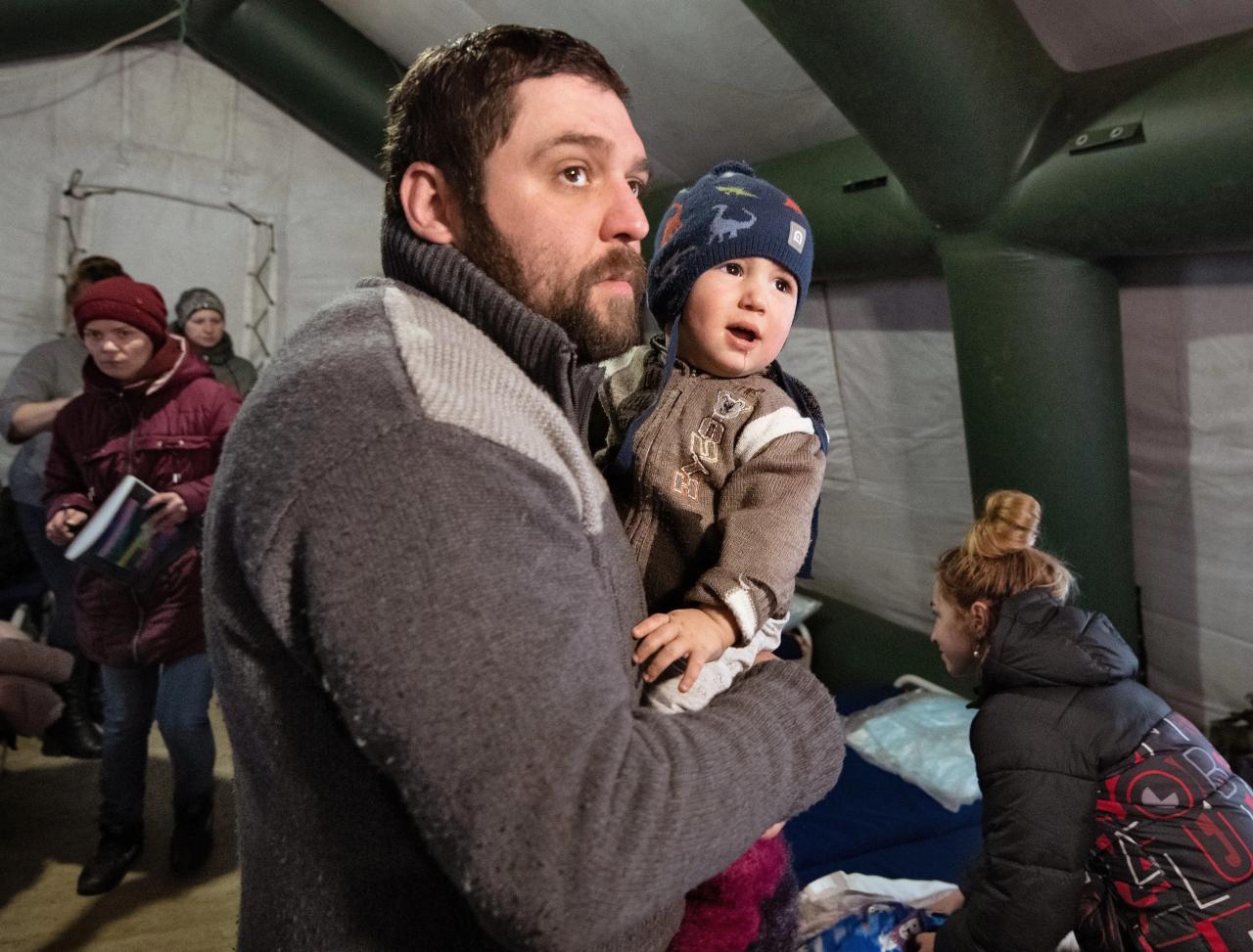 Papá con un niño en un refugio de los combates en Mariupol