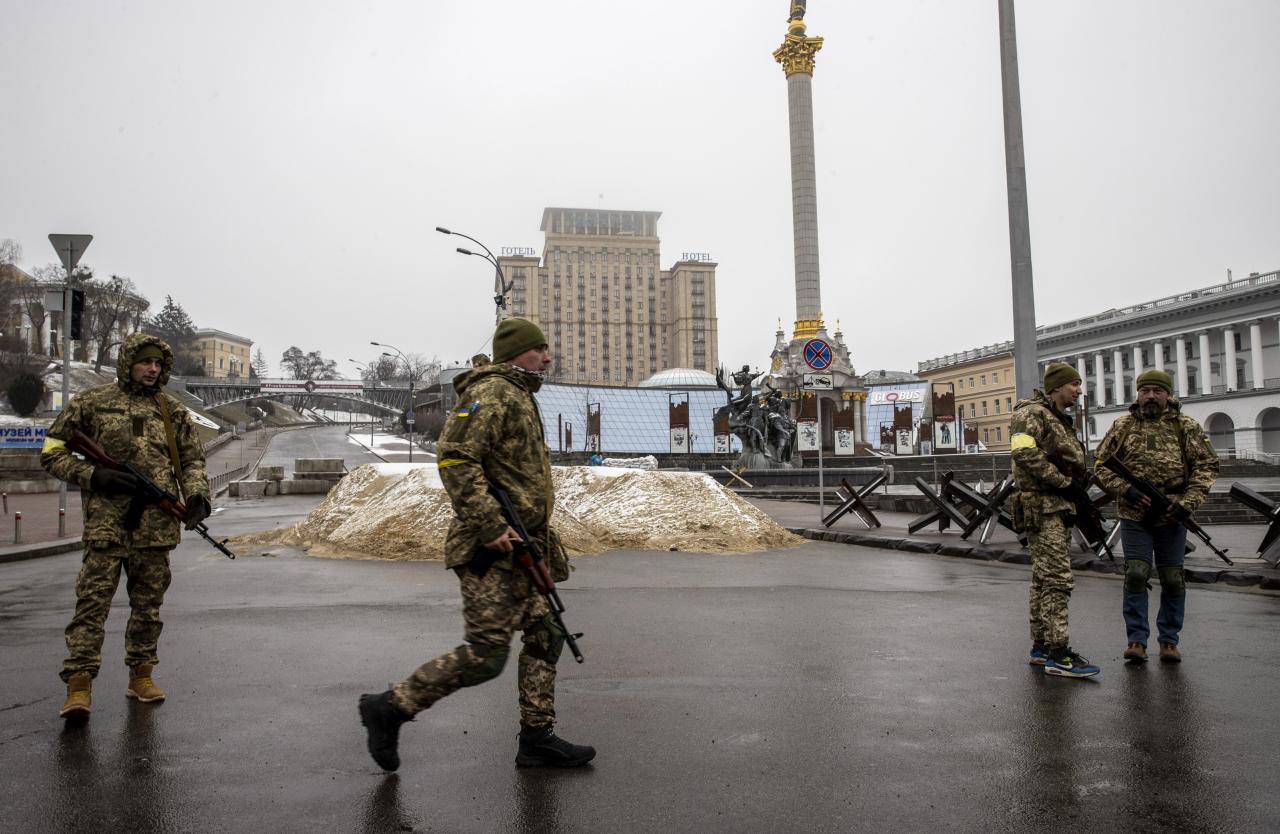 Los soldados ucranianos se preparan para defender Kiev contra los invasores rusos