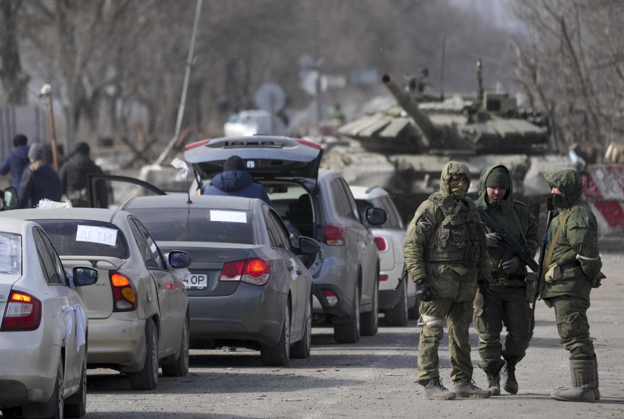 Separatistas prorrusos y evacuados de Mariupol