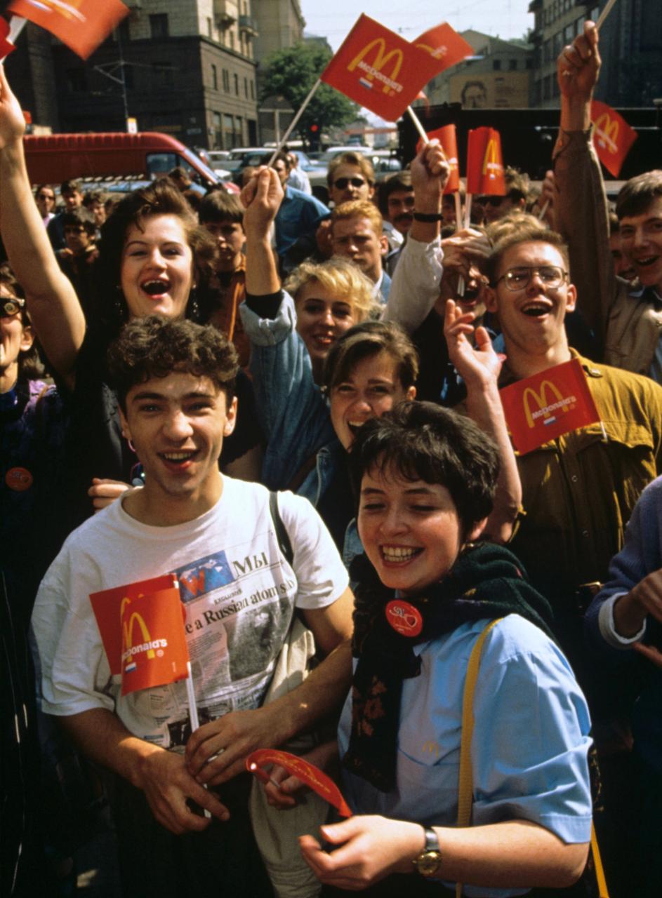 Los moscovitas celebran la apertura de un segundo McDonald's ruso en 1993