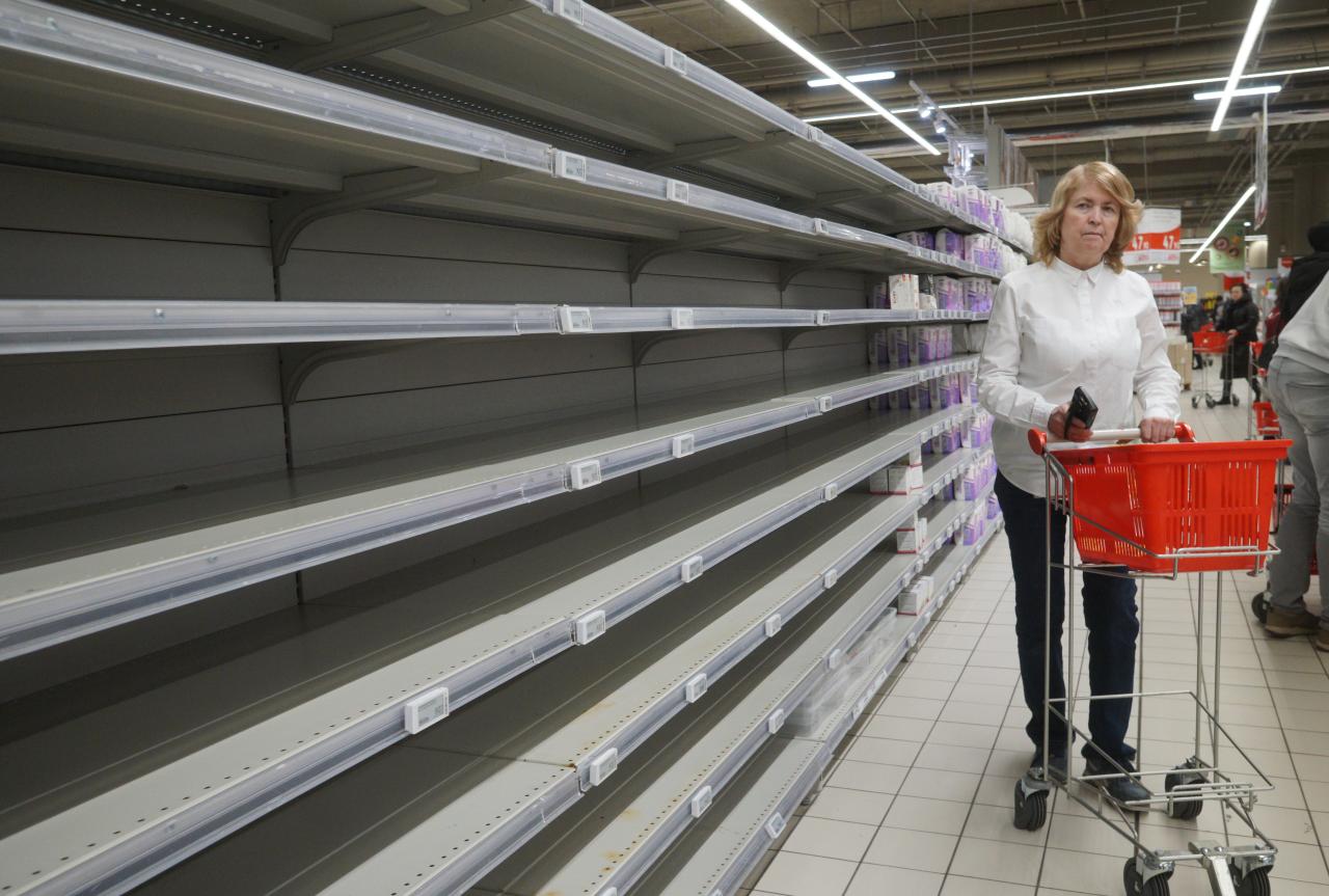 Sin embargo, los rusos comunes se enfrentan a estantes vacíos en los supermercados, como el comprador en Moscú.