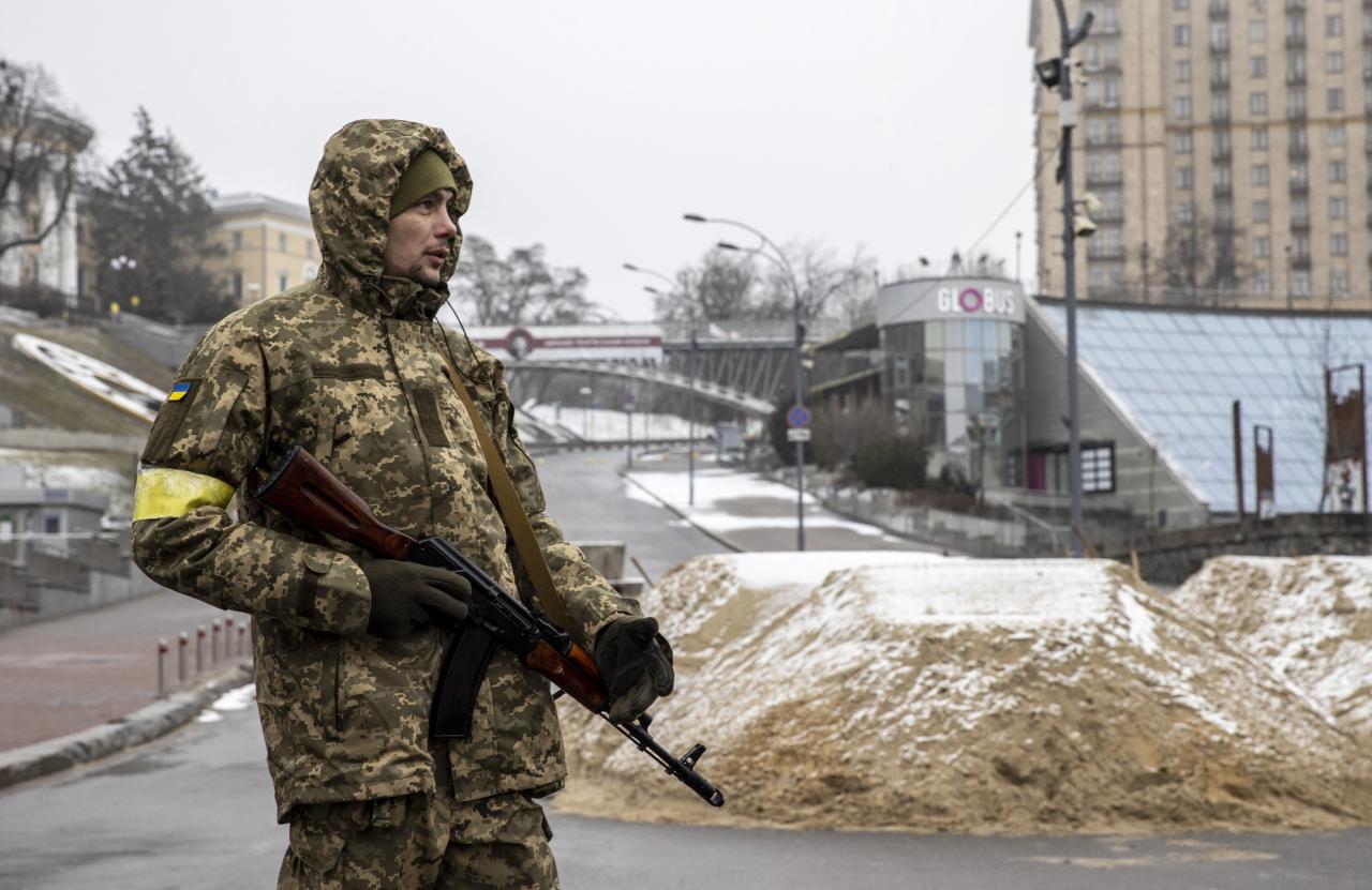 Los soldados montan guardia entre las barricadas en Kiev