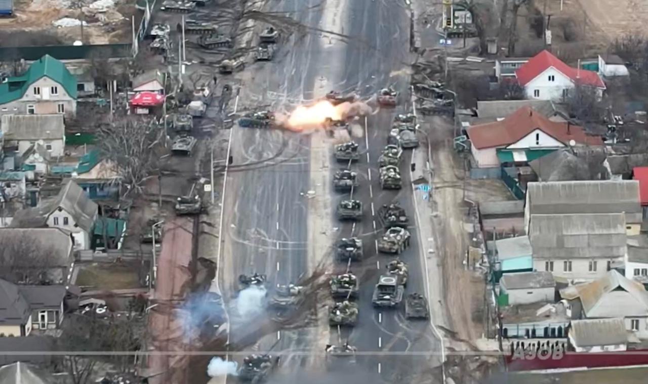 Los tanques rusos están siendo destruidos en las afueras de Brovary en Ucrania