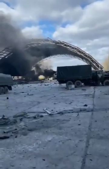 El video muestra humo saliendo de los escombros.