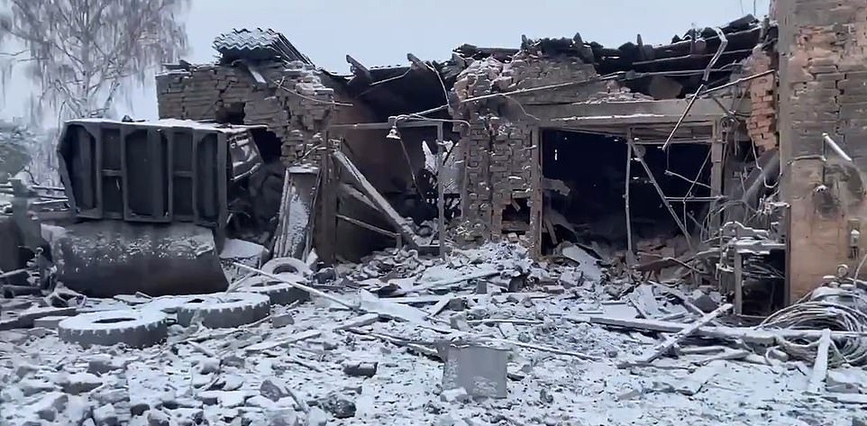 Casas dañadas en ataques aéreos en Sumy, matando a más de una docena de personas