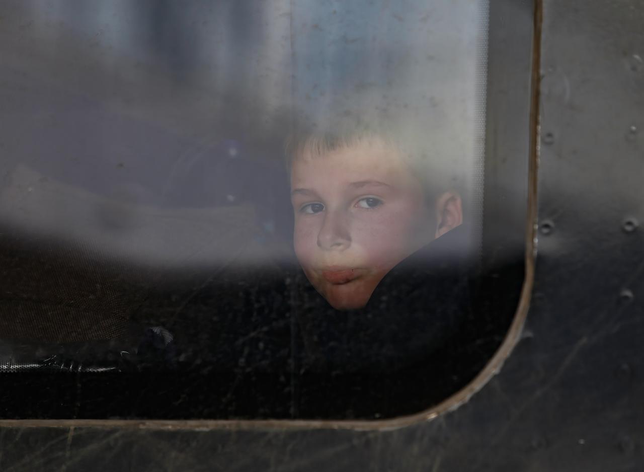 Refugiado ucraniano en un tren que sale de Kiev mientras Rusia es acusada de secuestrar a miles de niños