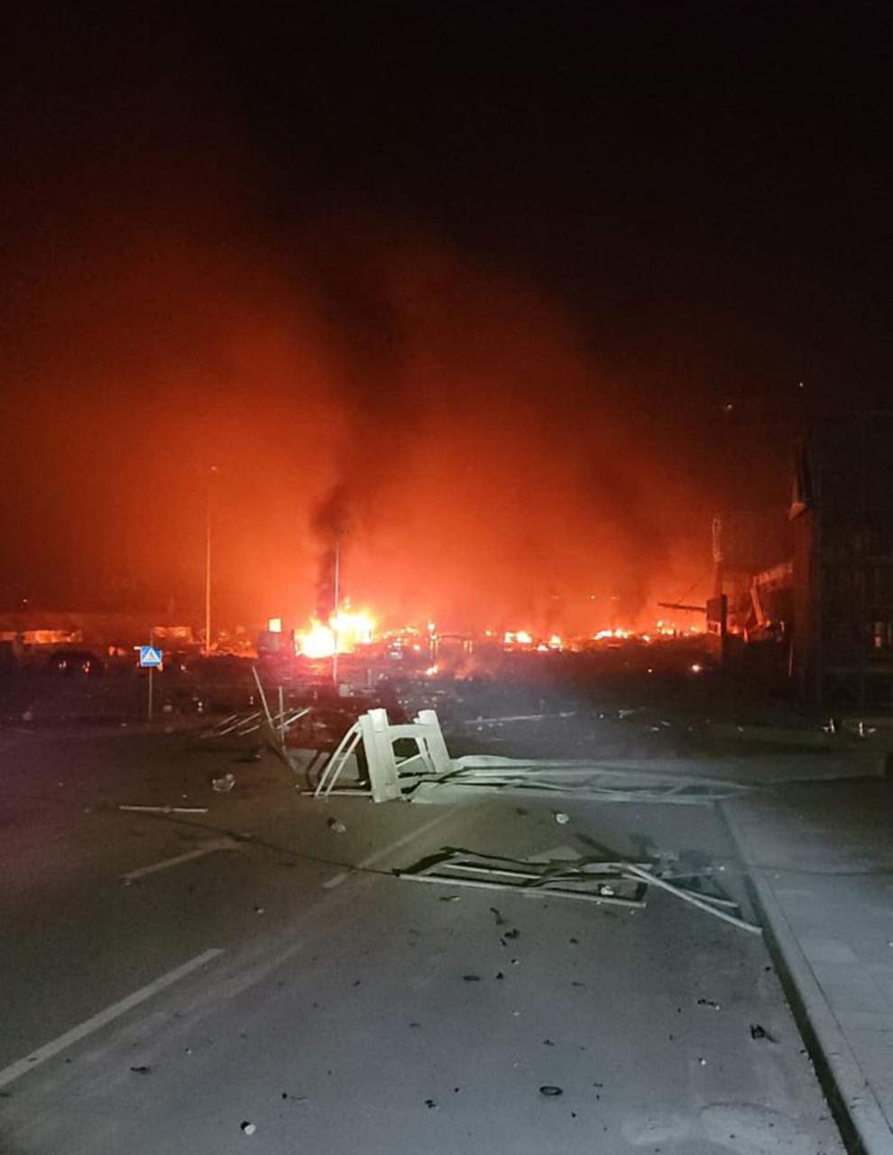 Explosiones devastadoras iluminaron el cielo en Kiev el domingo por la noche