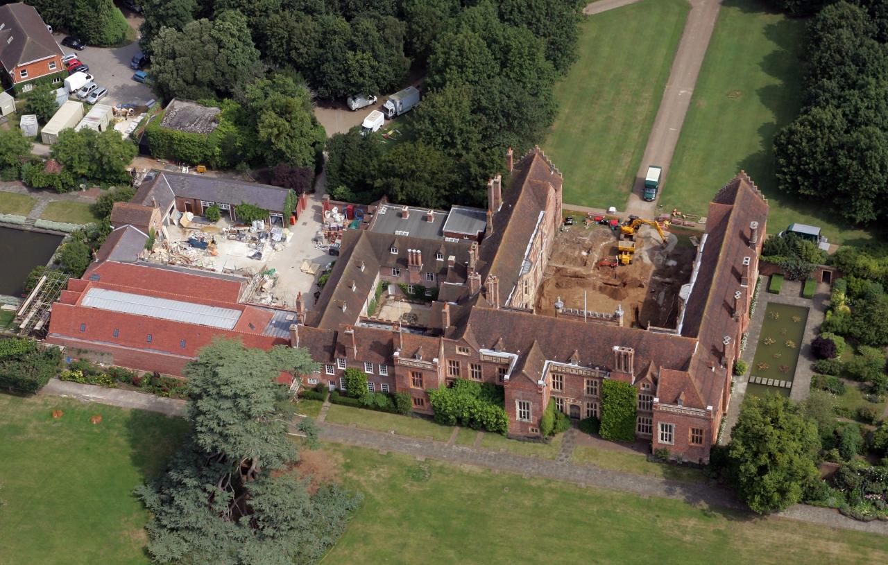 El oligarca también tiene una mansión de £ 30 millones en Guildford, Surrey