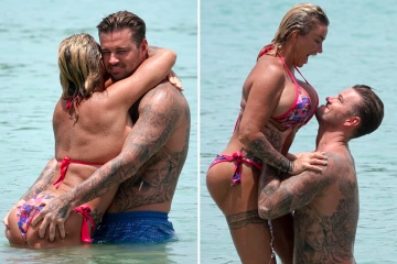 Katie Price presume sus nuevas tetas cuando el prometido de Carl le agarra el culo en el mar