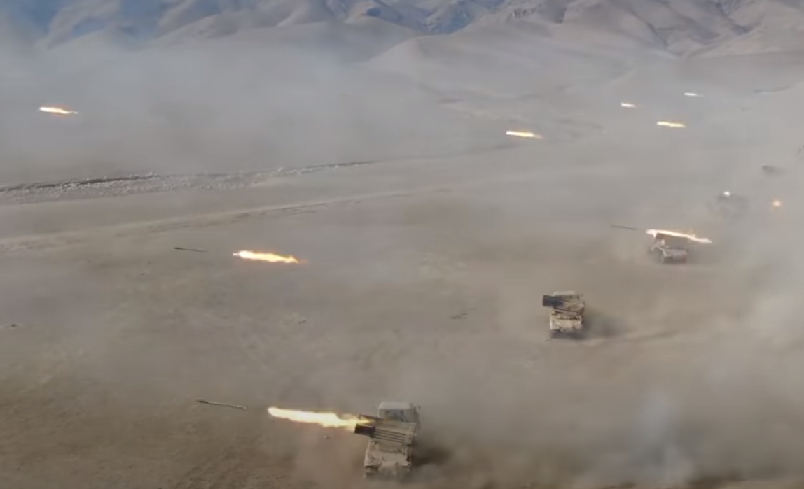 Lanzadores Grad rusos que pueden disparar una barrera de misiles