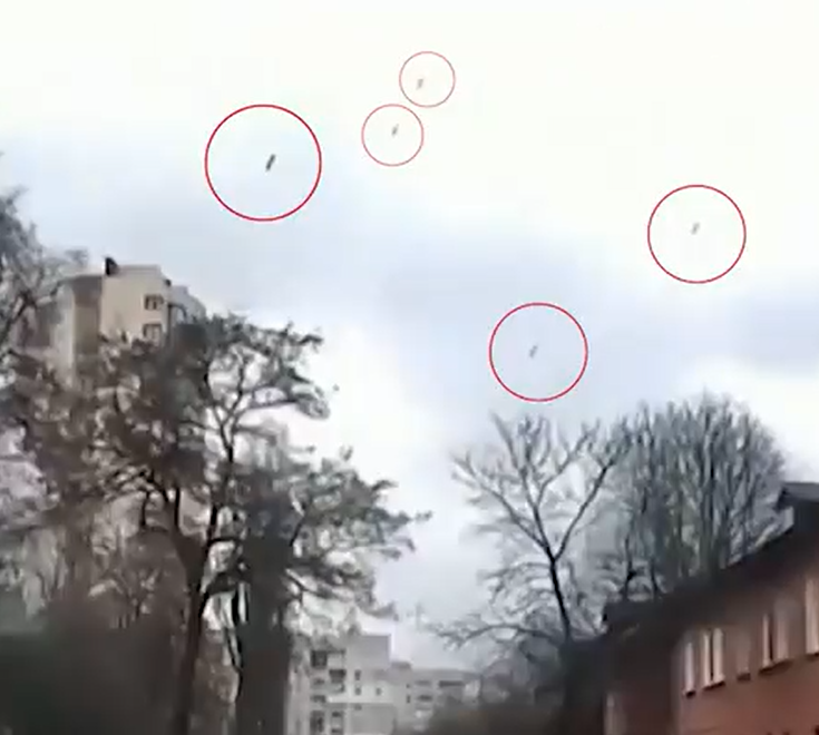 Bombas justo antes de golpear apartamentos captadas por la cámara de un automóvil
