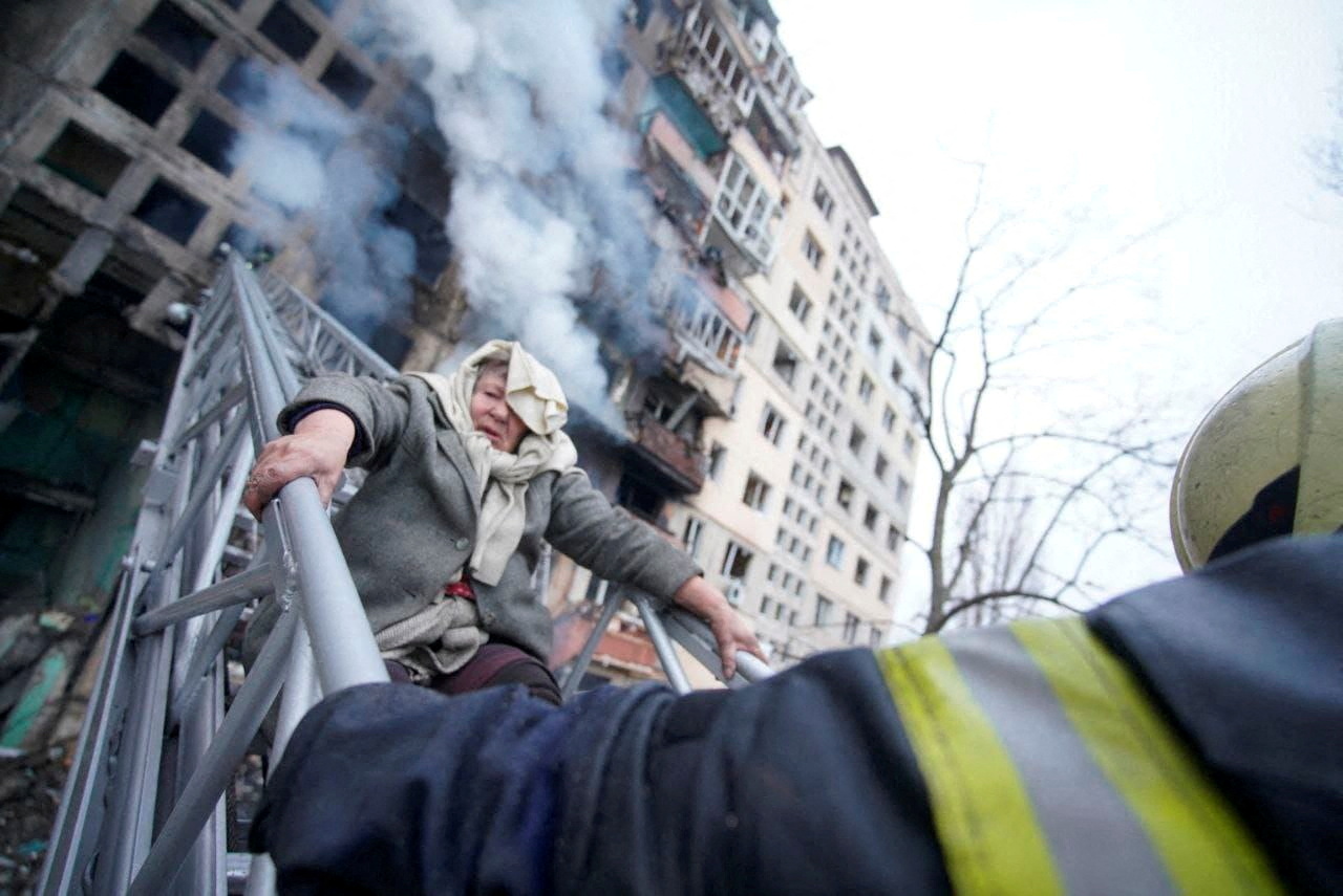 Una anciana escapa de un bloque de apartamentos en llamas en Kiev