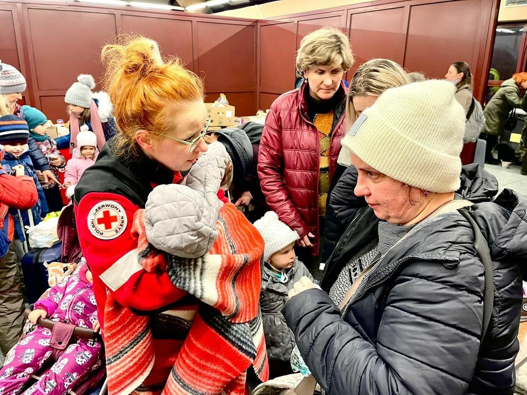 Los trabajadores y voluntarios de la Cruz Roja ofrecen apoyo de primera línea mientras los refugiados cruzan las fronteras de Ucrania