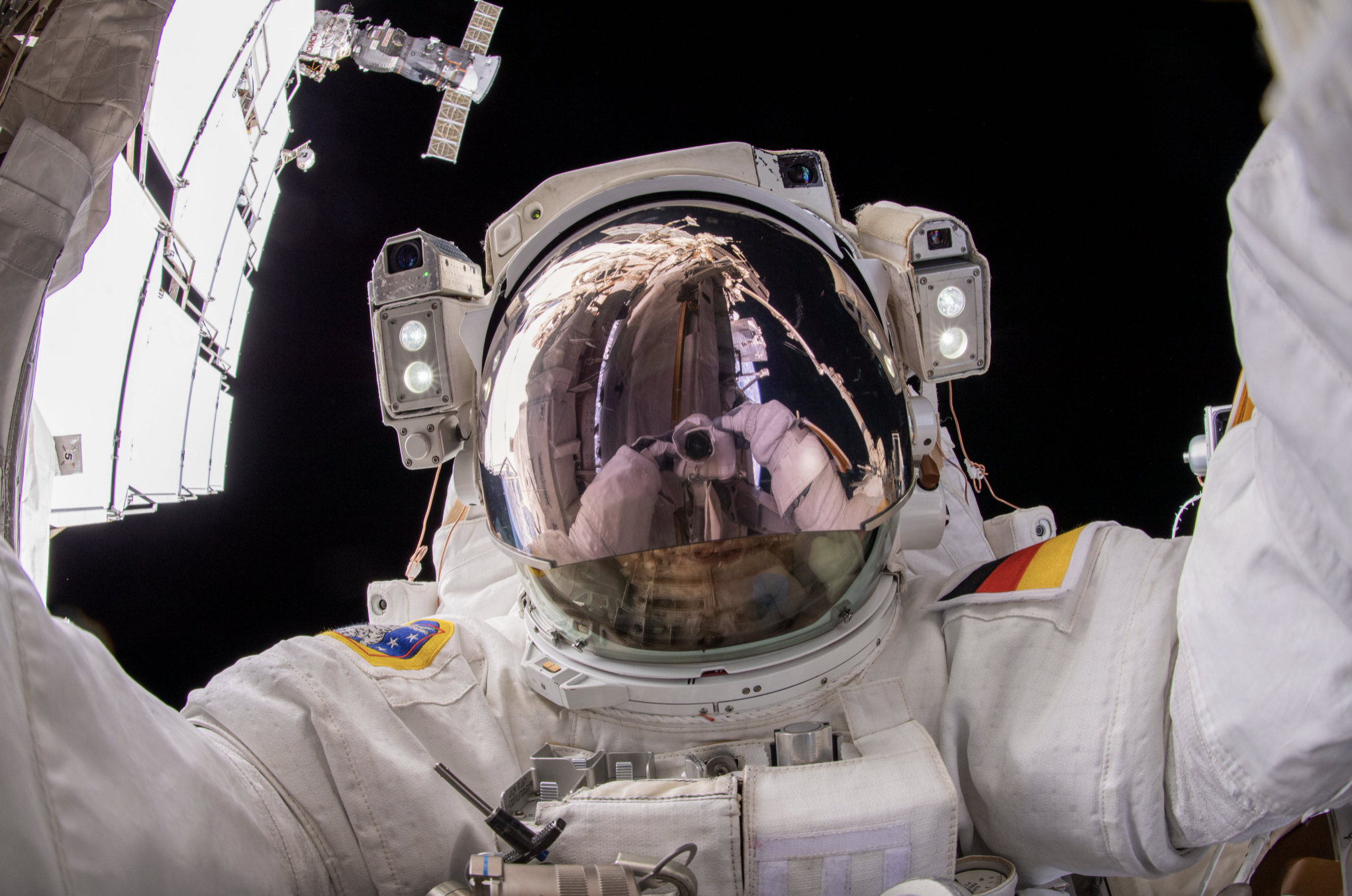 Selfie tomada por el astronauta Matthias Maurer durante una caminata espacial a principios de este mes