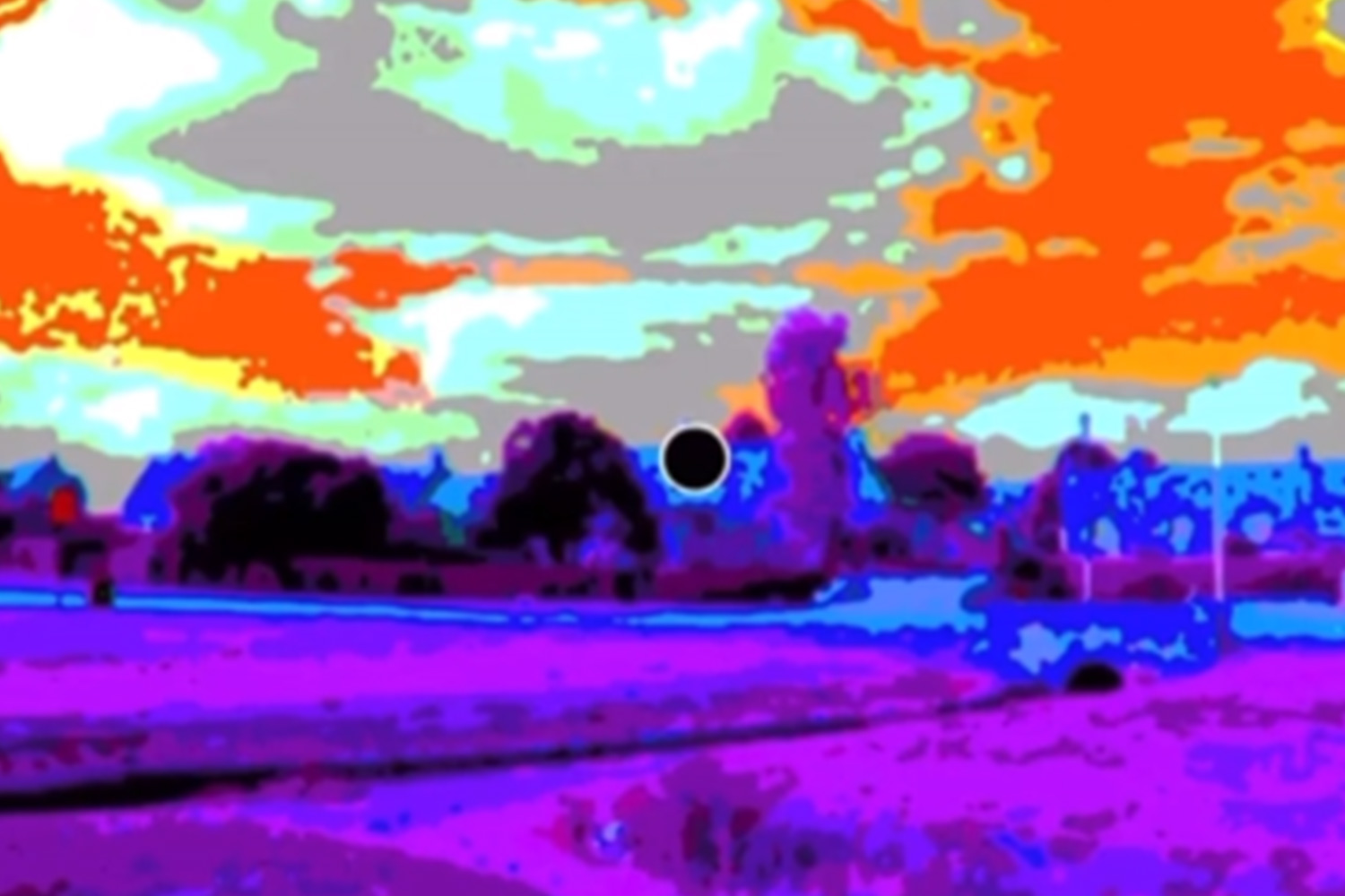 El clip comienza mostrando una imagen en color del campo.