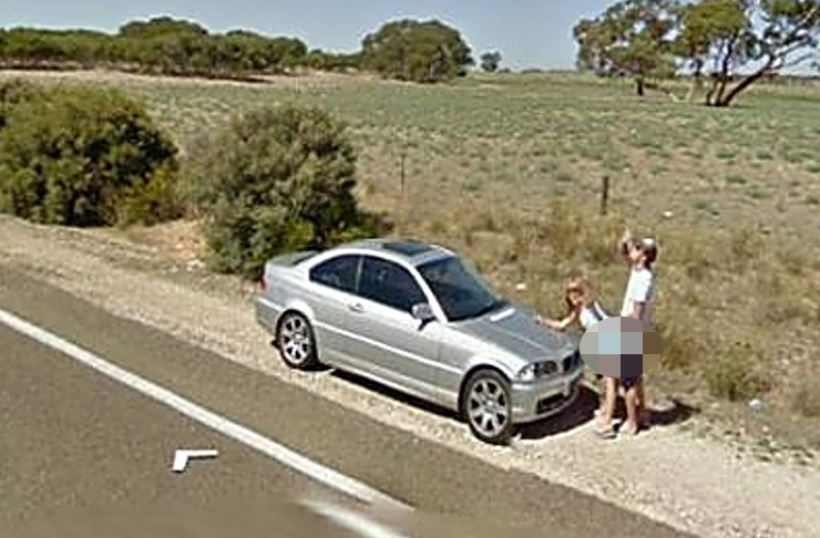 La mujer está saludando a la cámara de Google y su pareja está bebiendo una cerveza detrás de ella.