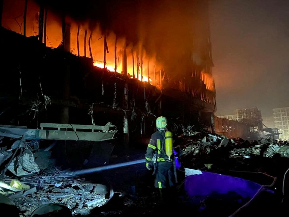 Un centro comercial y varias casas fueron atacadas durante un ataque aéreo en Kiev