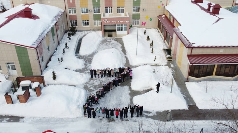 Los niños en un hospicio de oncología ruso posan en formación Z, mostrando su apoyo a las tropas de Putin en una propaganda impactante.