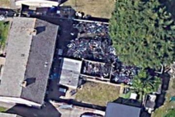 El hombre tiene una montaña de bicicletas en su jardín tan grande que se puede ver en GOOGLE EARTH