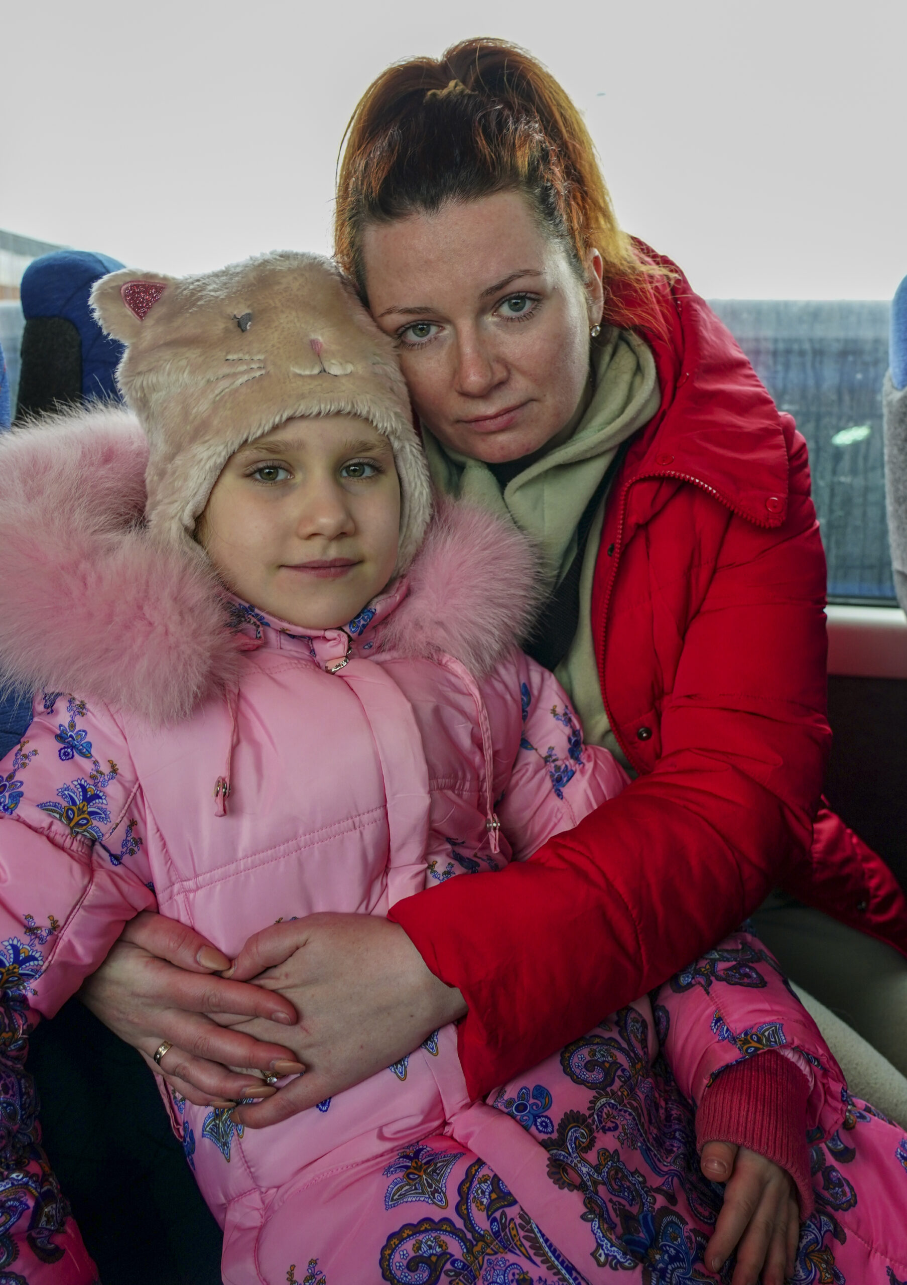 Elena Mokrenitsa, de 36 años, llora mientras sube al autobús a Polonia con su hija Juliana, de 7