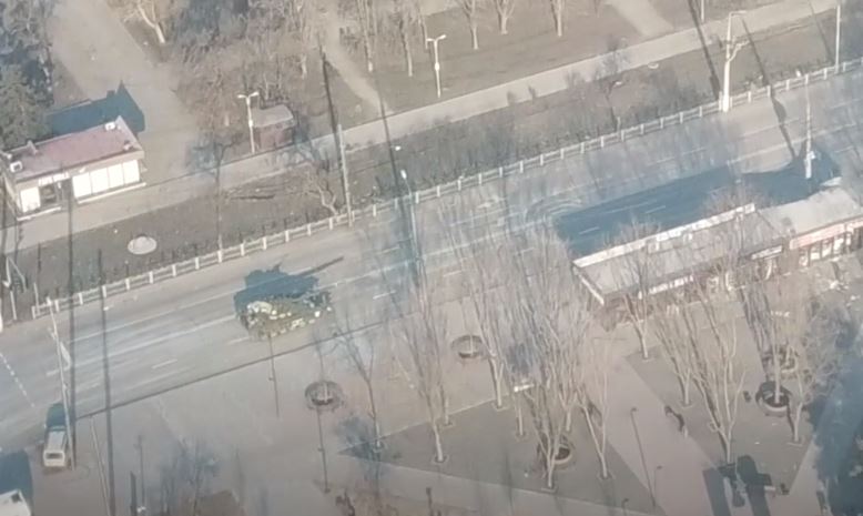 Las imágenes del dron muestran el tanque ruso Z en la calle de Mariupol.
