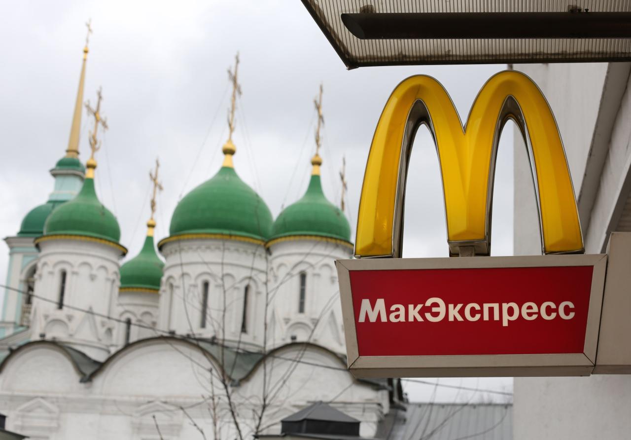 McDonald's suspende operaciones en Rusia
